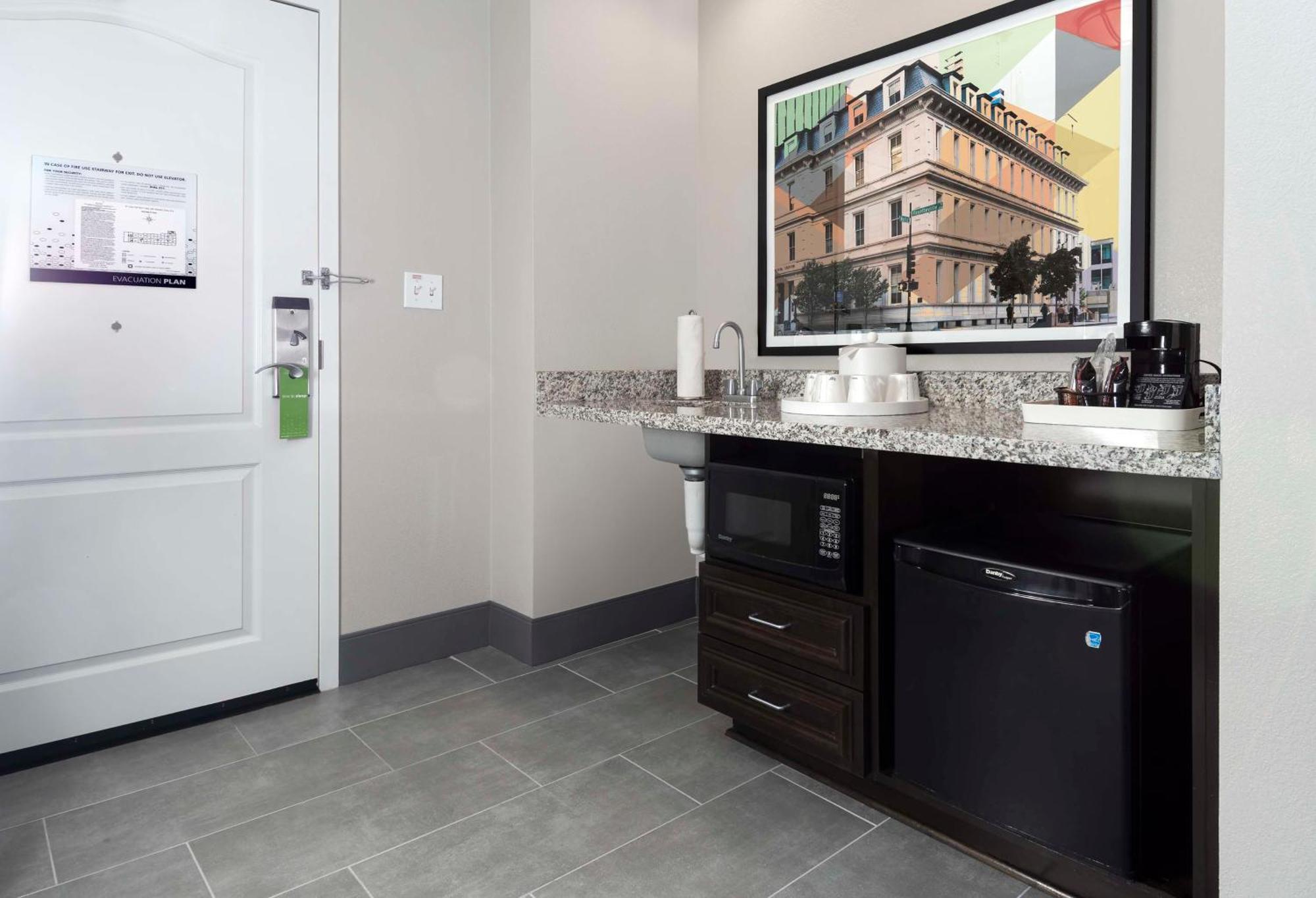 Hampton Inn & Suites - Raleigh Downtown Екстер'єр фото