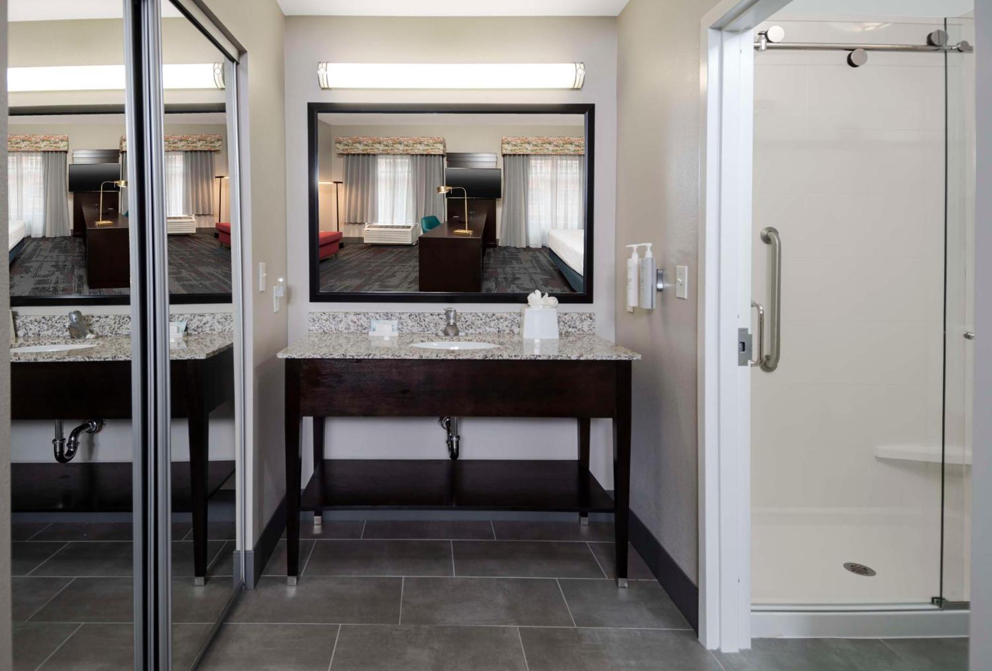 Hampton Inn & Suites - Raleigh Downtown Екстер'єр фото