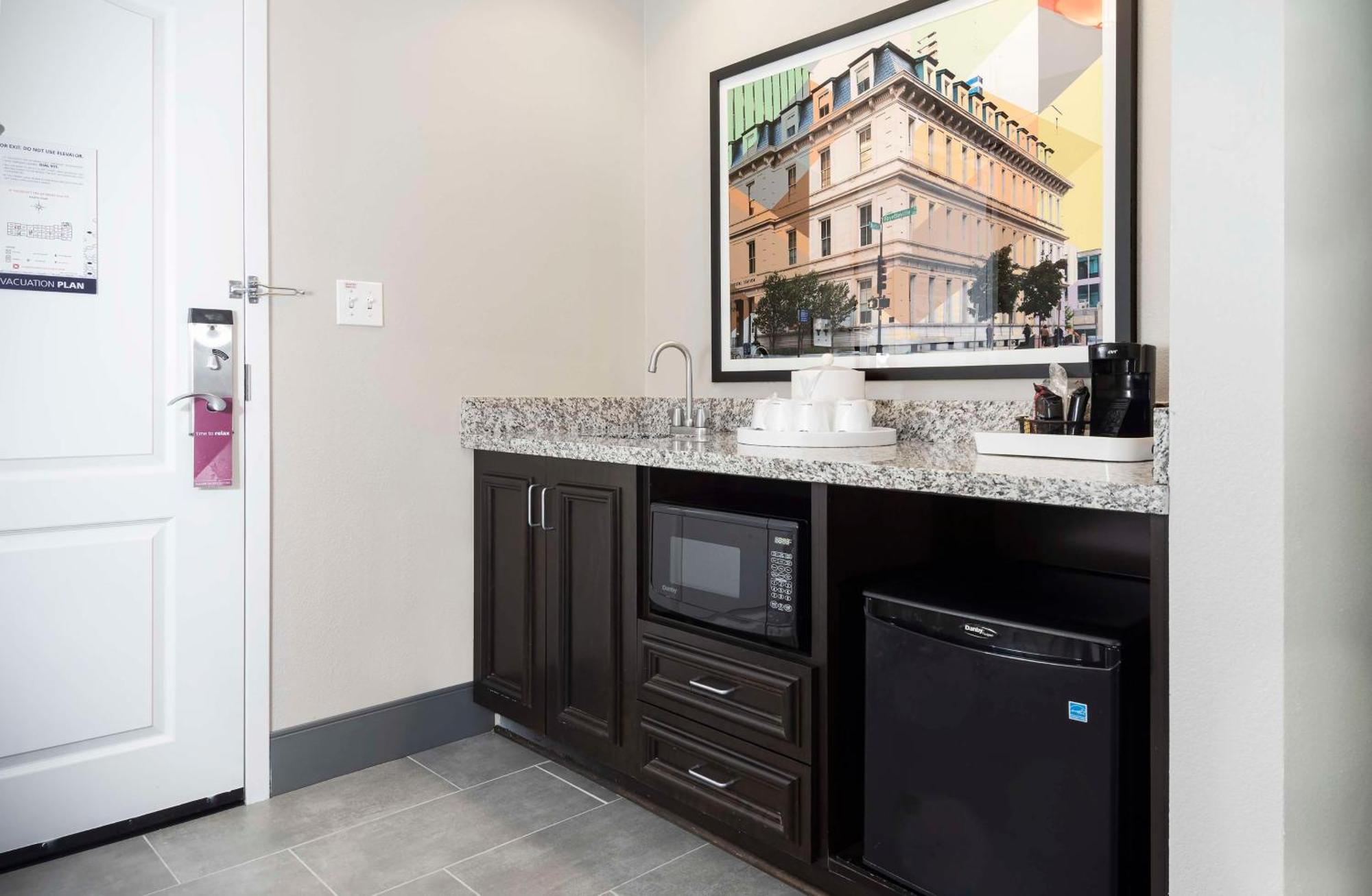Hampton Inn & Suites - Raleigh Downtown Екстер'єр фото