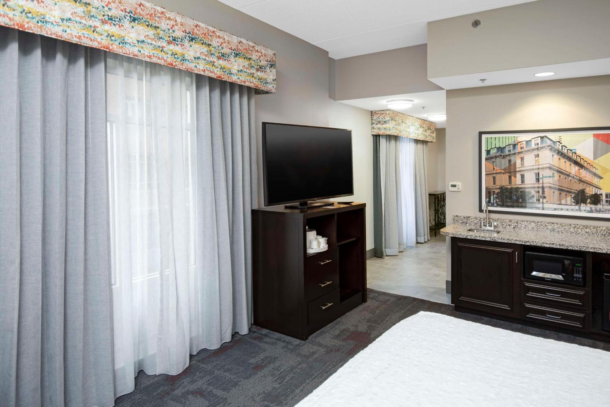 Hampton Inn & Suites - Raleigh Downtown Екстер'єр фото